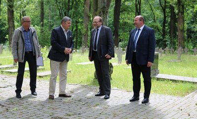 Wizja lokalna na cmentarzu wojskowym w Białymstoku