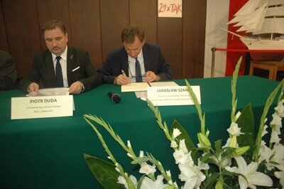 Dr Jarosław Szarek podpisuje list intencyjny.