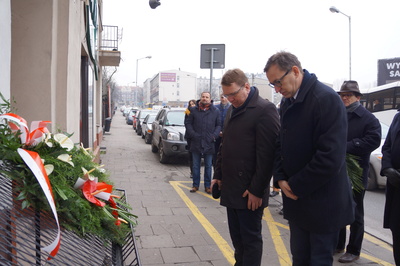 W Katowicach Prezes IPN dr Jarosław Szarek złożył kwiaty przy tablicy upamiętniającej powstanie Komitetu WZZ w Katowicach.