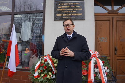 W Katowicach Prezes IPN dr Jarosław Szarek złożył kwiaty przy tablicy upamiętniającej powstanie Komitetu WZZ w Katowicach.