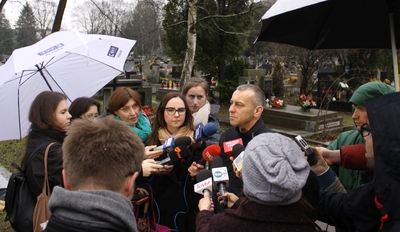 Prokurator Marek Kowalcze podczas spotkania z mediami na Cmentarzu Rakowickim w Krakowie
