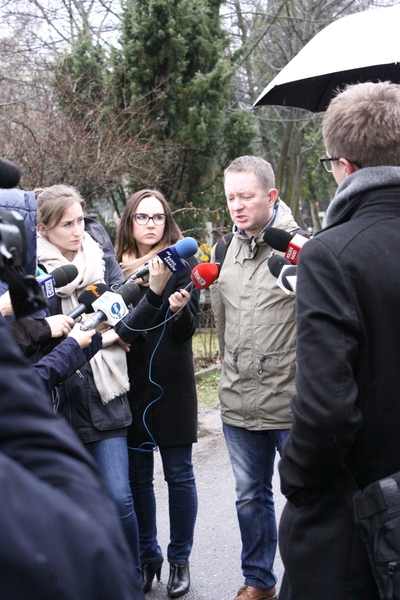 Marcin Kasprzycki podczas rozmowy z mediami na Cmentarzu Rakowickim w Krakowie