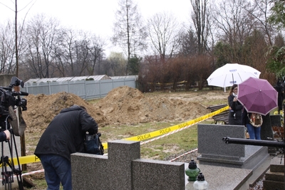 Teren skweru objęty poszukiwaniami na Cmentarzu Rakowickim w Krakowie