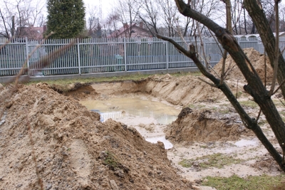 Teren skweru objęty poszukiwaniami na Cmentarzu Rakowickim w Krakowie