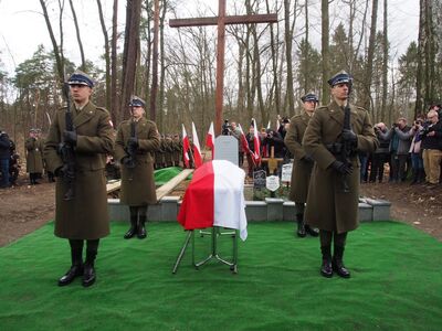 Zdjęcia z uroczystego pogrzebu ofiar egzekucji niemieckich w Zgierzu i Lasach Lućmierskich
