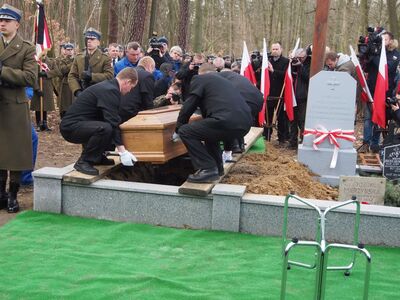 Zdjęcia z uroczystego pogrzebu ofiar egzekucji niemieckich w Zgierzu i Lasach Lućmierskich