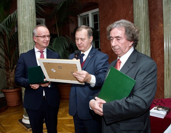 Wręczenie dyplomu prof. Krzysztofowi Szwagrzykowi