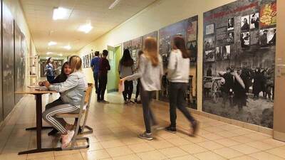 Uczniowie Dreilinden Gymnasium poznają wystawę