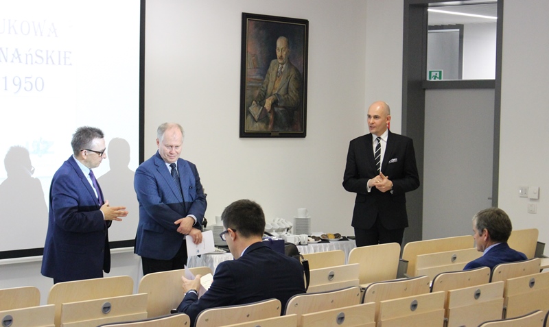 Otwarcie konferencji, od lewej: dr hab. prof. UZ Robert Skobelski, dr hab. prof. UAM Przemysław Matusik, przemawia dr hab. Rafał Reczek