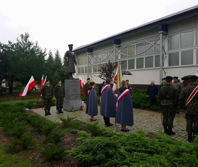 Składanie kwiatów przy pomniku gen. Dowbor Muśnickiego Fot. Rafał Kościański