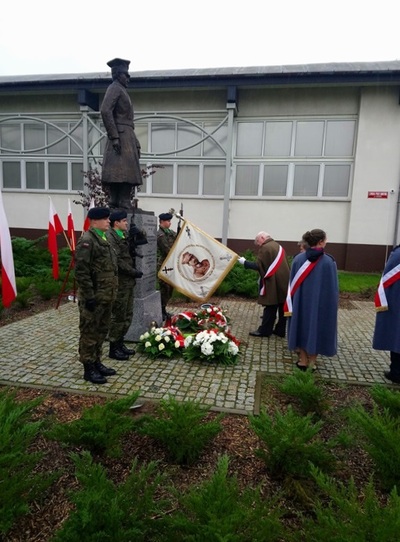 Składanie kwiatów przy pomniku gen. Dowbor Muśnickiego Fot. Rafał Kościański