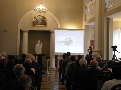 Dr Agnieszka Łuczak, naczelnik Oddziałowego Biura Edukacji Narodowej IPN w Poznaniu, podczas prezentacji oferty edukacyjnej Instytutu
