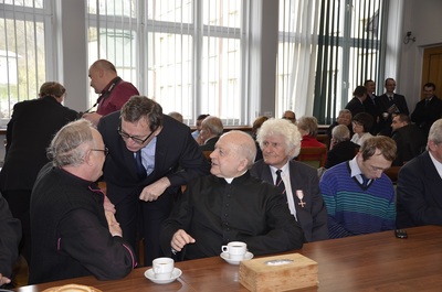 Prezes IPN Jarosław Szarek podczas rozmów z uczestnikami konferencji