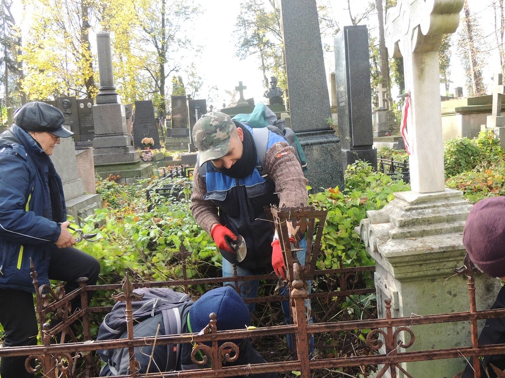 Porządkowanie grobów na Cmentarzu Łyczakowskim. Fot.K.Gajda-Bator