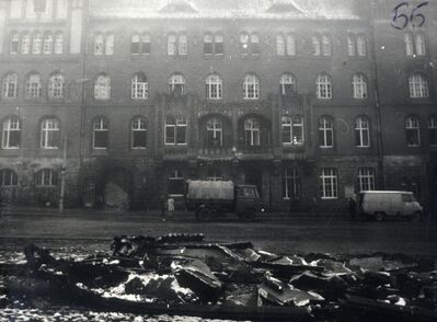 Widok ogólny gmachu KWMO w Szczecinie po wydarzeniach z 17 grudnia 1970 r. (IPN Sz 0012/323 t. 1)