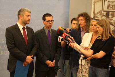 Wiceprezes Ukielski i dyrektor Zawistowski wystąpili na konferencji prasowej, zorganizowanej w warszawskiej siedzibie Archiwum IPN przy ul. Kłobuckiej 21.