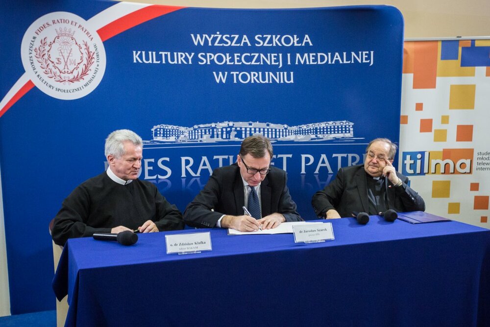 Podpisanie umowy z Wyższą Szkołą Kultury Społecznej i Medialnej w Toruniu – 15 grudnia 2017. Fot. Sławomir Kasper (IPN)