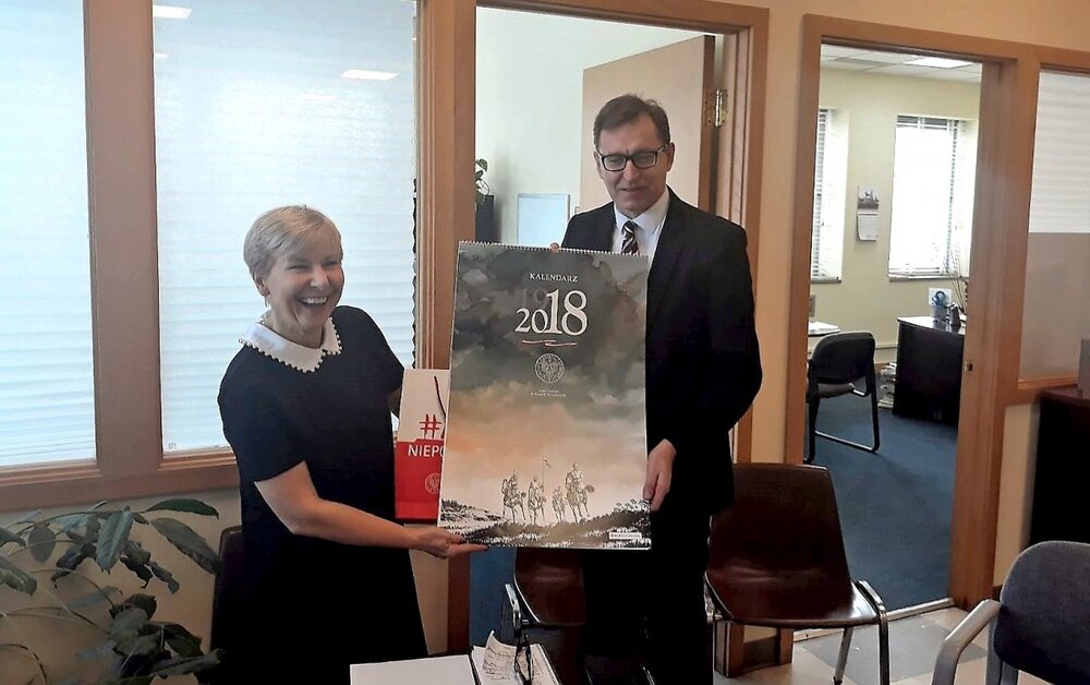 Redaktor naczelna „Dziennika Związkowego” Małgorzata Błaszczuk odbiera z rąk prezesa IPN Jarosława Szarka kalendarz wydany przez IPN na 100-lecie Niepodległości – 16 stycznia 2018
