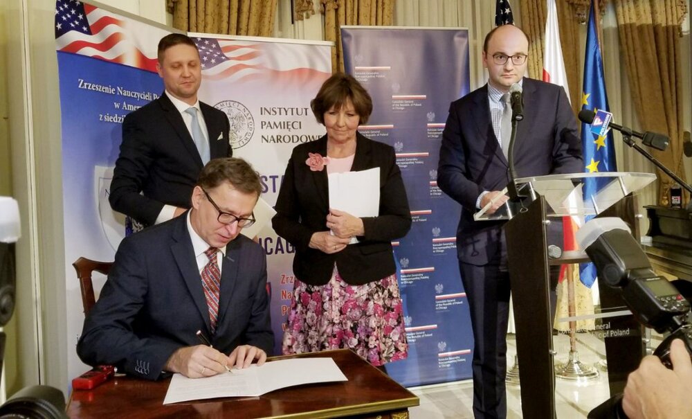 Uroczystość otwarcia „Przystanku Historia IPN” w Chicago. Prezes IPN Jarosław Szarek podpisuje porozumienie w sprawie współpracy z ZNP – 18 stycznia 2018