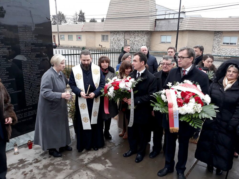 Składanie kwiatów przy tablicy smoleńskiej na cmentarzu św. Wojciecha w Niles – 21 stycznia 2018