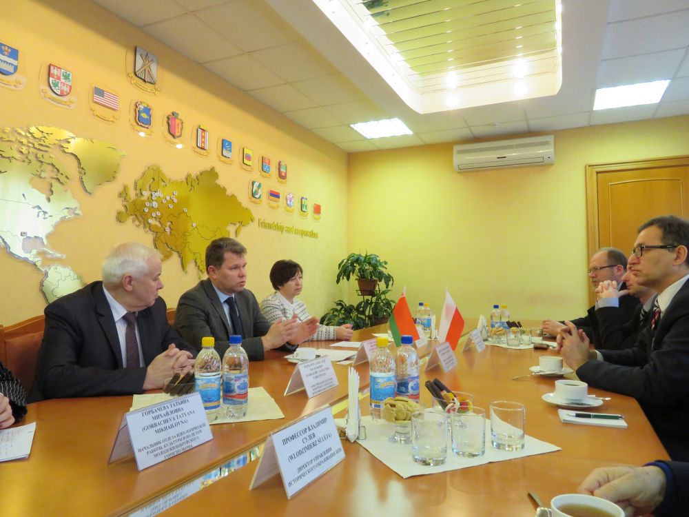 Po lewej stronie: Aleksandr Studniew (w środku), przewodniczący Bobrujskiego Miejskiego Komitetu Wykonawczego oraz jego zastępcy Nina Anufrijewa i Aleksandr Markaczew. Po prawej na pierwszym planie prezes IPN Jarosław Szarek – Bobrujsk, 30 stycznia 2018