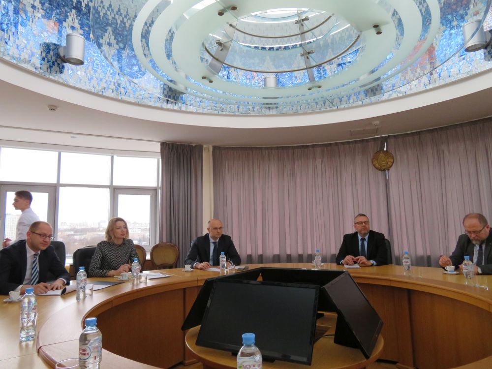 Od lewej: Andriej Buszyło – dyrektor Departamentu Europy i Ameryki Północnej MSZ Republiki Białoruś, czwarty z lewej Marcin Wojciechowski – pierwszy radca Ambasada RP na Białorusi, Adam Siwek – dyrektor Biura Upamiętniania Walk i Męczeństwa IPN – Mińsk, 29 stycznia 2018