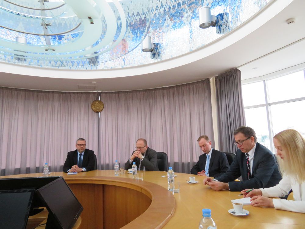 Od lewej: Marcin Wojciechowski – pierwszy radca Ambasady RP na Białorusi, Adam Siwek, Michał Chabros – radca, kierownik Wydziału Polityczno-Ekonomicznego w Ambasadzie RP na Białorusi, tłumaczka Halina Palianowa – Mińsk, 29 stycznia 2018