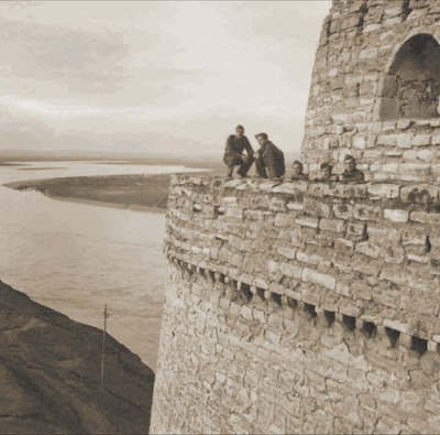 Na murach zamku Basztabija na brzegu Tygrysu w Mosulu, 1942 r.