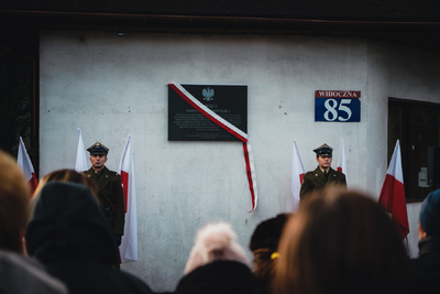 Uroczystość odsłonięcia tablicy przy ul. Widocznej 85 w Warszawie