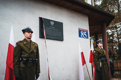 Uroczystość odsłonięcia tablicy przy ul. Widocznej 85 w Warszawie