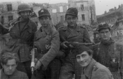 Żołnierze batalionu „Miotła” na Starym Mieście, sierpień 1944 r. (fot. AIPN)