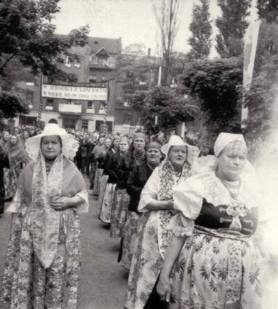Kobiety w tradycyjnych strojach ludowych na pielgrzymce do sanktuarium maryjnego
w Piekarach Śląskich w 1966 r. Zdjęcie operacyjne SB