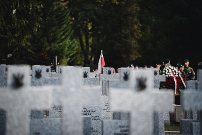 Poświęcenie wyremontowanych grobów żołnierzy Wojska Polskiego z września 1939 r. – fot. Mateusz Niegowski / BUWiM IPN