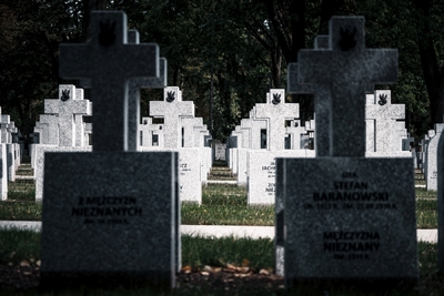 Poświęcenie wyremontowanych grobów żołnierzy Wojska Polskiego z września 1939 r. – fot. Mateusz Niegowski / BUWiM IPN