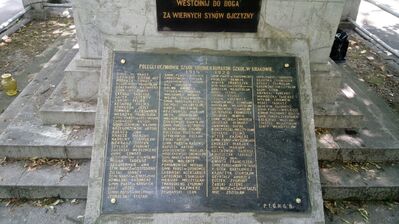 Prace konserwatorskie przy pomniku Orląt Krakowskich na cmentarzu Rakowickim
