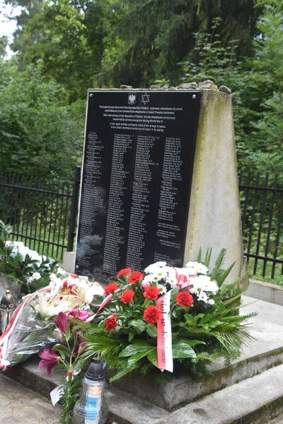 W Rabce odsłonięto tablicę upamiętniającą Żydów – ofiary Holokaustu. Fot. IPN